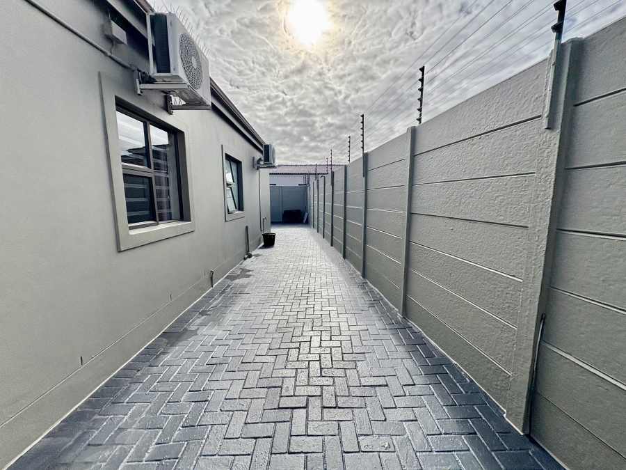 5 Bedroom Property for Sale in Parklands North Western Cape
